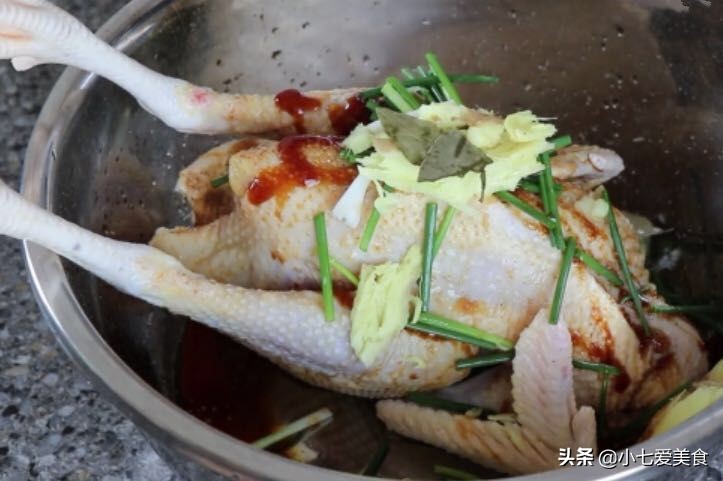 整只鸡扔进电饭煲里焖不加一滴水,把一整只鸡扔进电饭煲内太好吃了