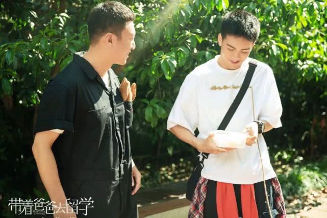 带着爸爸去留学出现心理问题,从文化角度看低龄留学的利弊