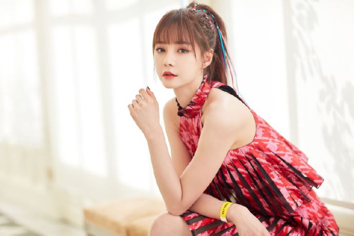 杜海涛沈梦辰幸福美满手牵手,杜海涛穿绿色风衣和沈梦辰写真