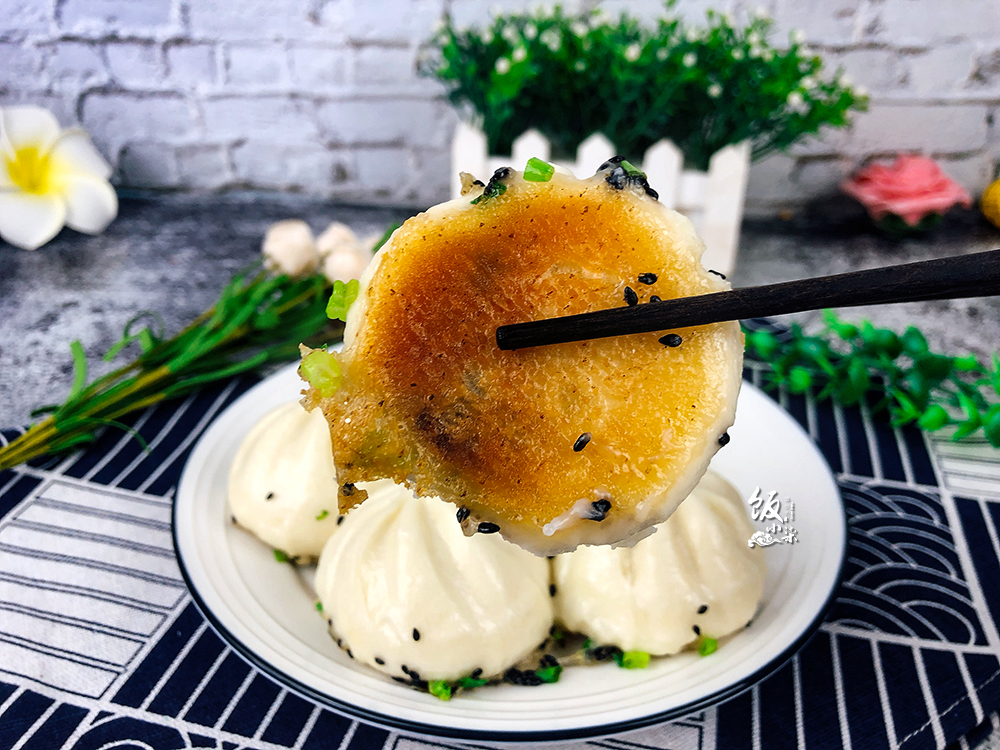 韭菜水煎包下锅放清水,水煎包放淀粉水还是清水