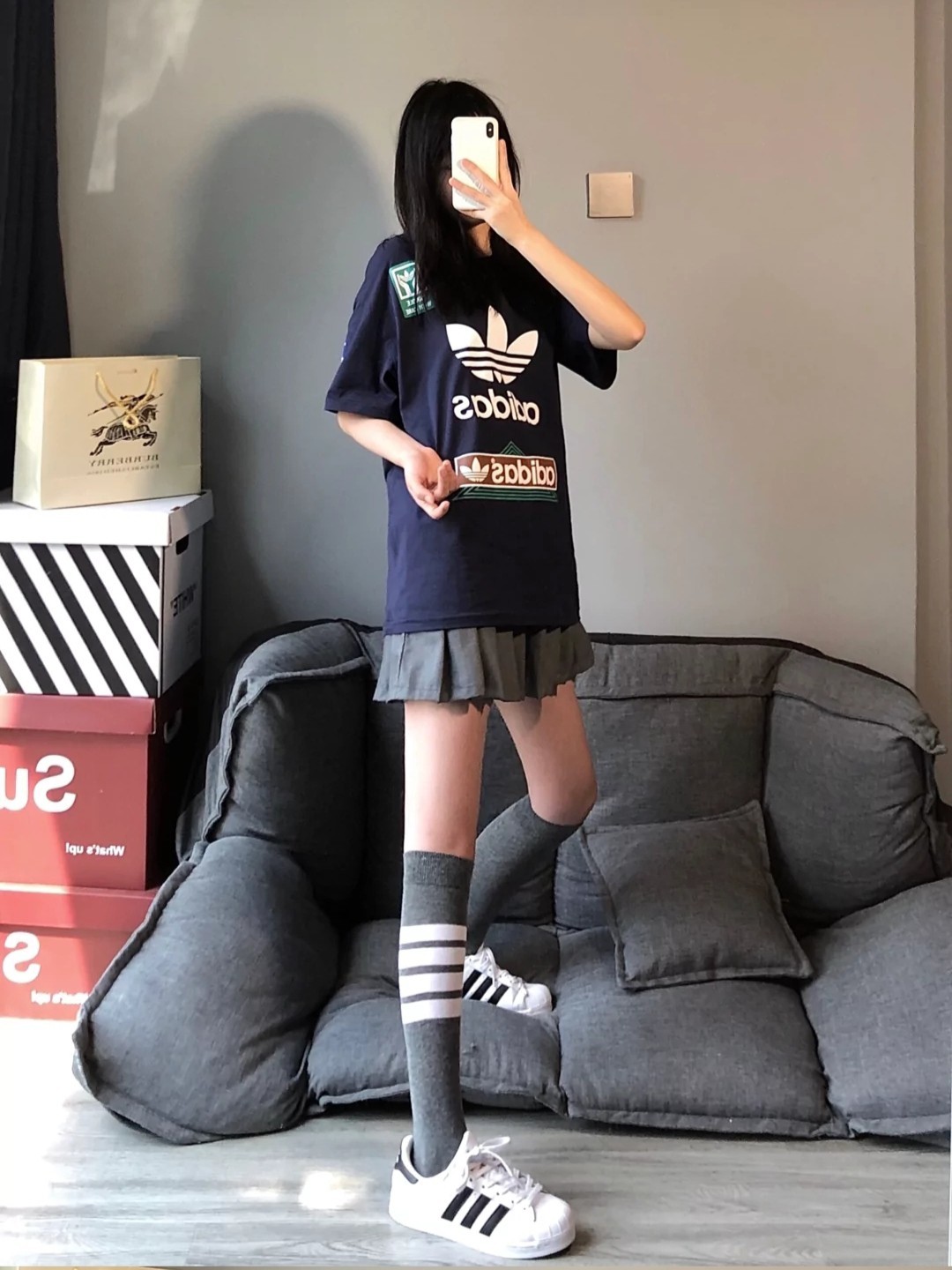 阿迪短袖加牛仔裤穿搭,阿迪短袖配百褶裙