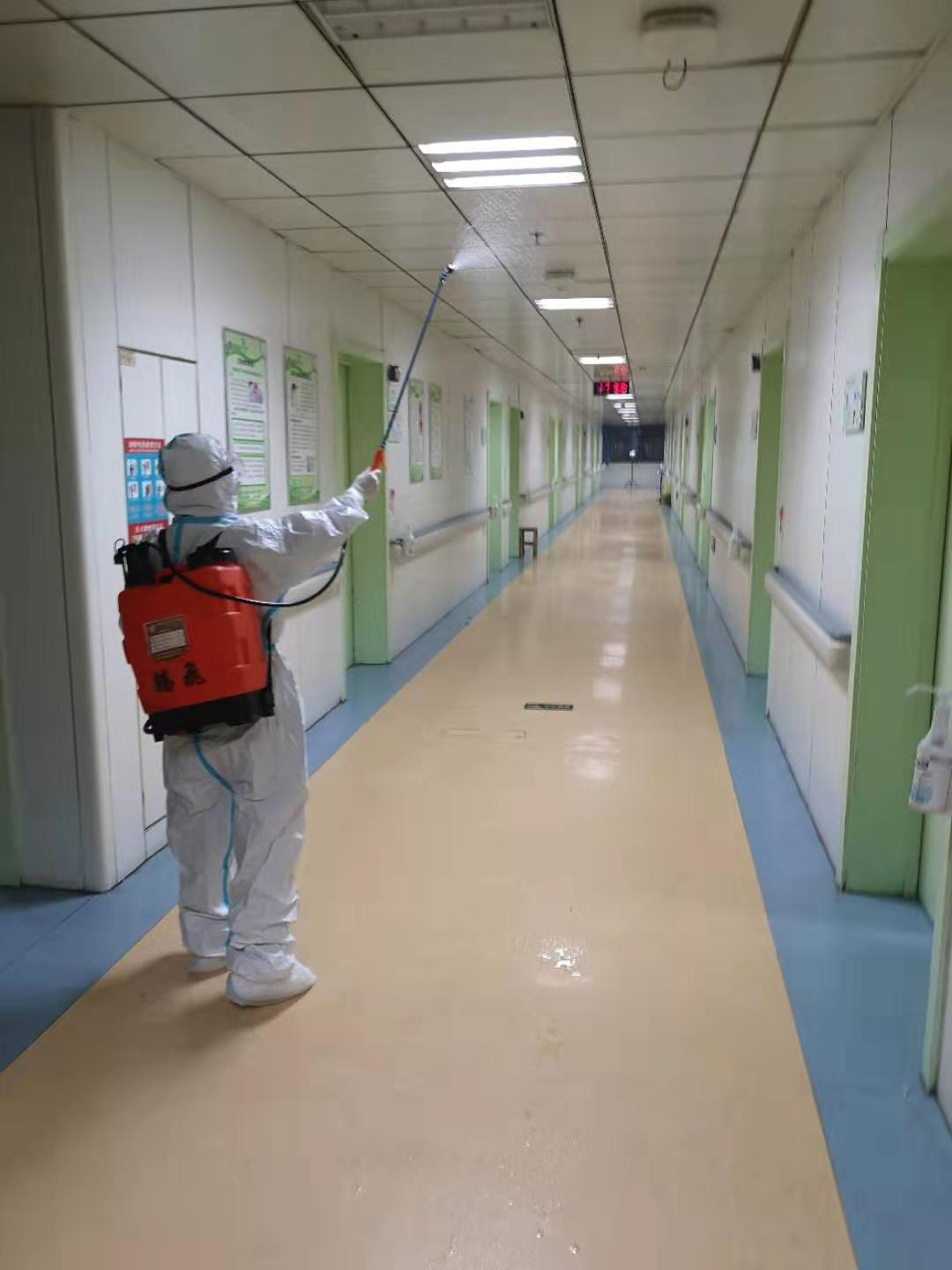 隔离病区直击！脸上压满印迹，穿着纸尿裤上岗…揭秘河北胸科医院18名医务人员的工作日常