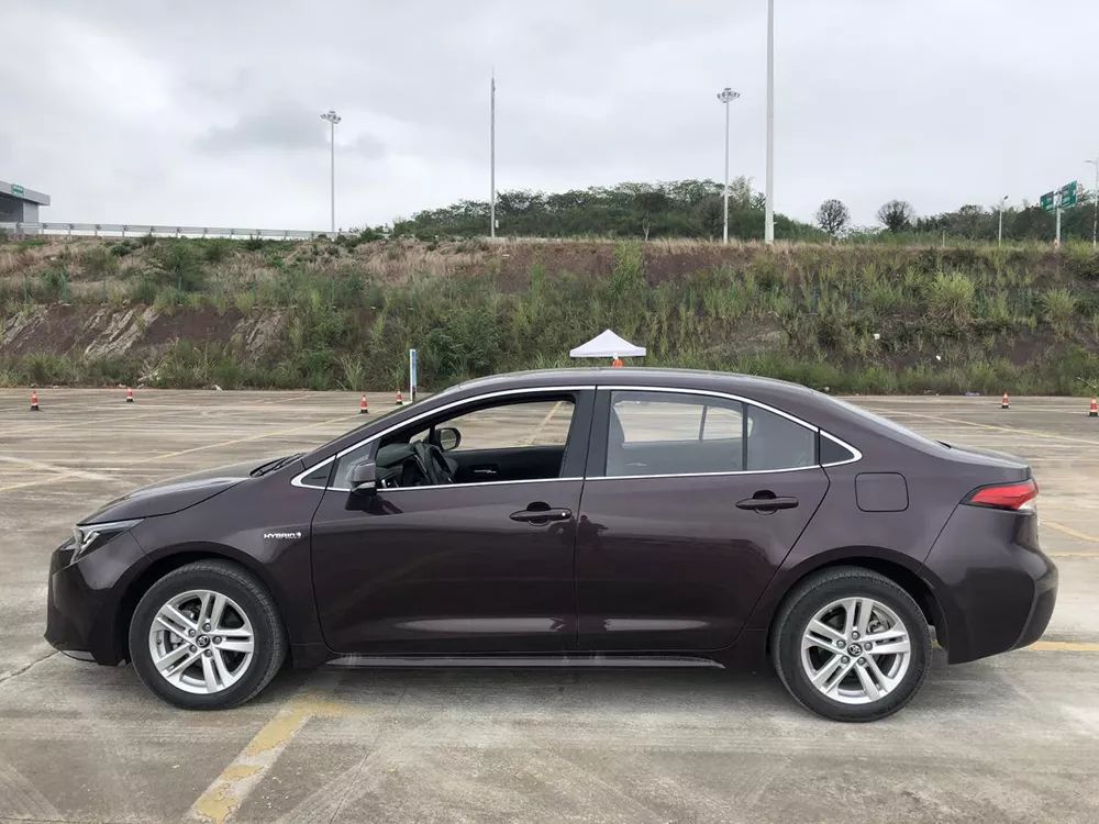 雷凌双擎运动版底盘会不会太低了,卡罗拉双擎雷凌双擎底盘对比