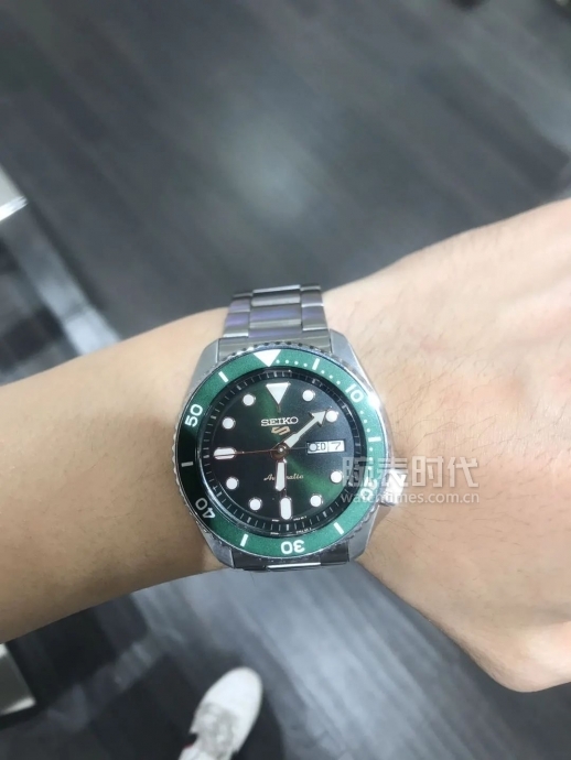 网友晒自己微信好友数量,网友晒1300手表