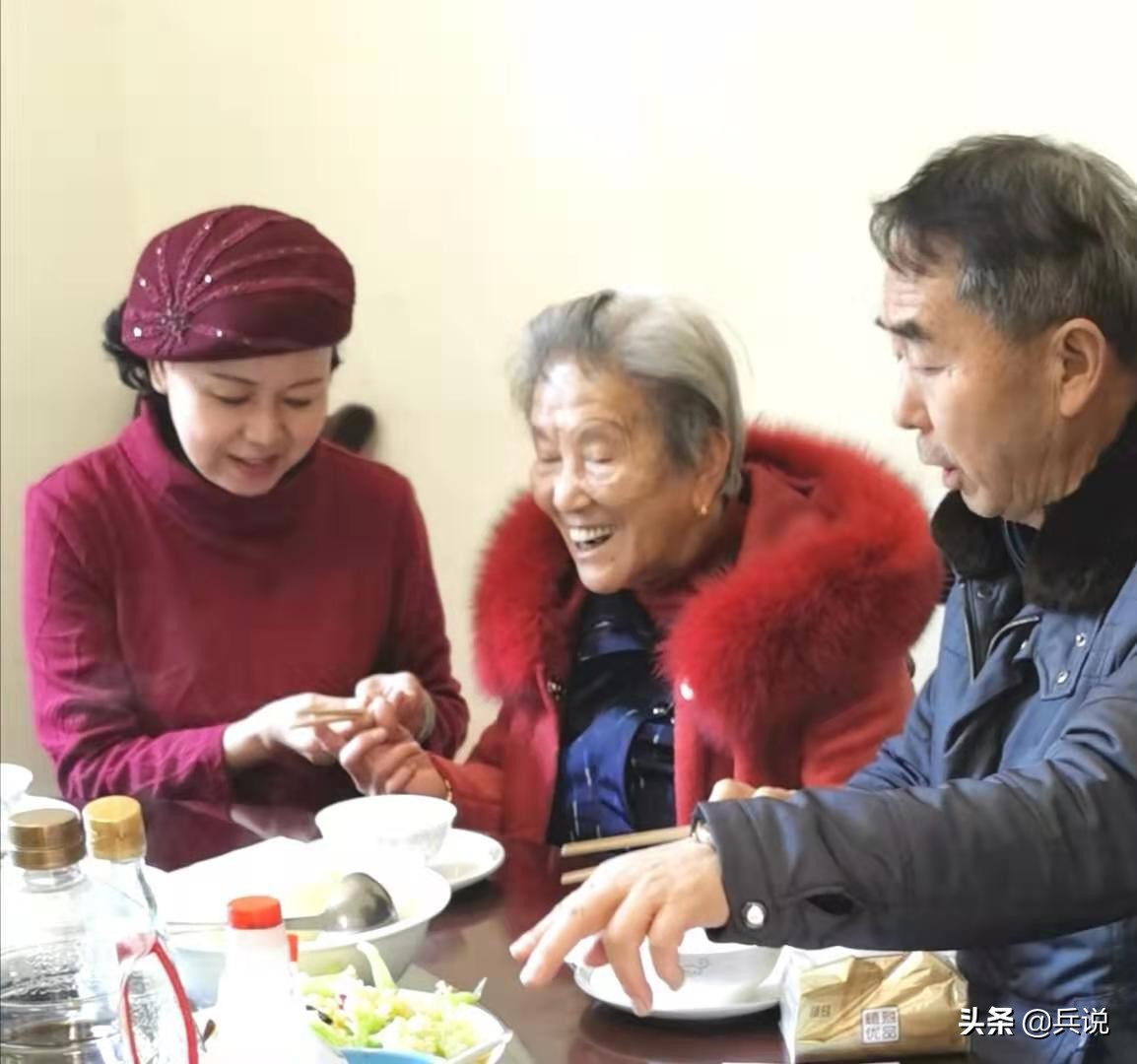 向对越作战壮烈牺牲的战友致敬,对越自卫反击战烈士陵园老母亲