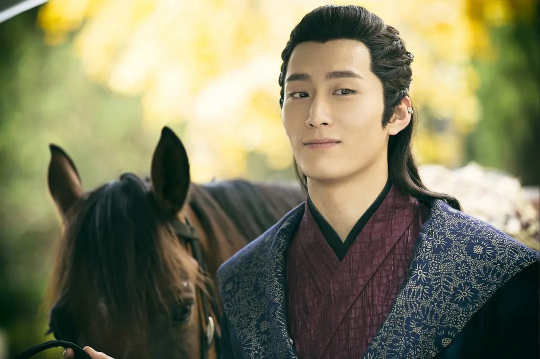 窦骁：富二代家境存疑、出道10年不温不火，却成了何超莲的男朋友