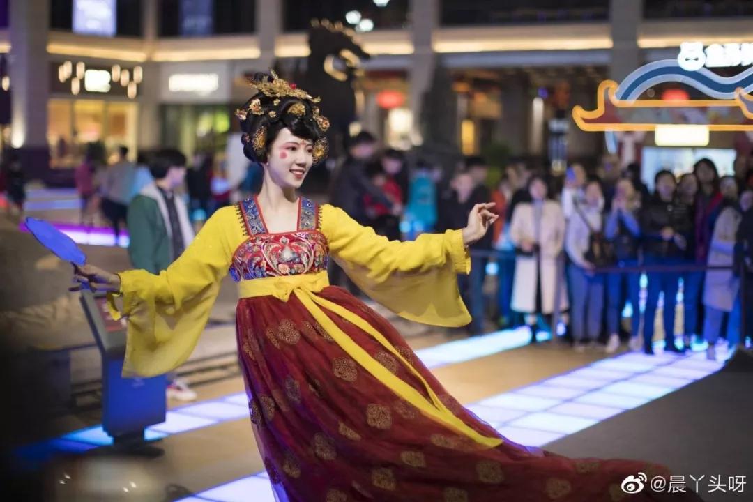 一个姑娘带火一座城！“不倒翁小姐姐”究竟什么来头？