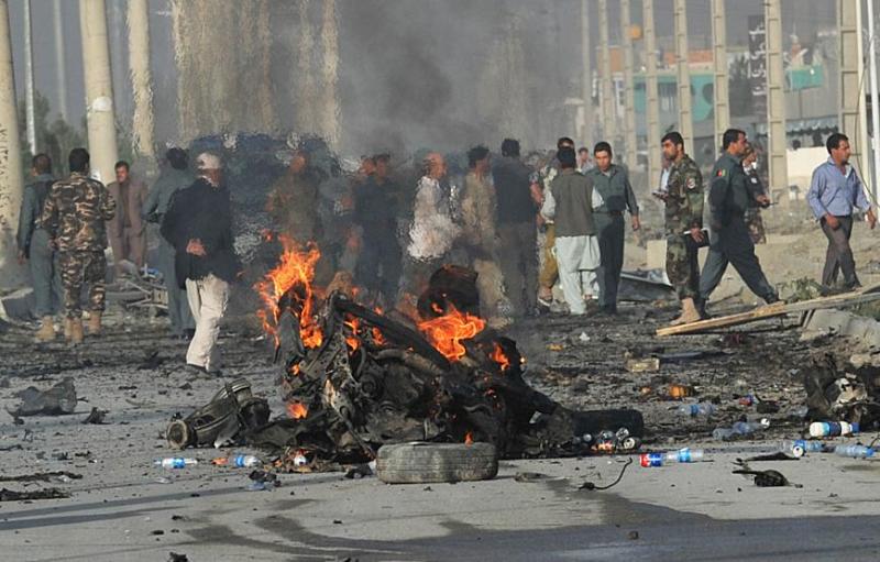 一位护士小姐靠近他，俯下身，嘴巴一张一合的