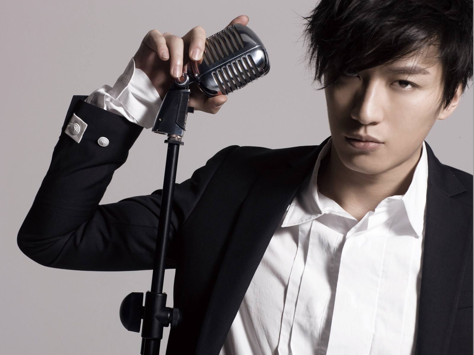 崔雪莉自杀，同是抑郁症的乔任梁三年前自杀，如果还活着今年32岁