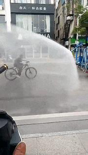 在楼梯上摔倒的搞笑视频,楼梯上摔下来搞笑图片