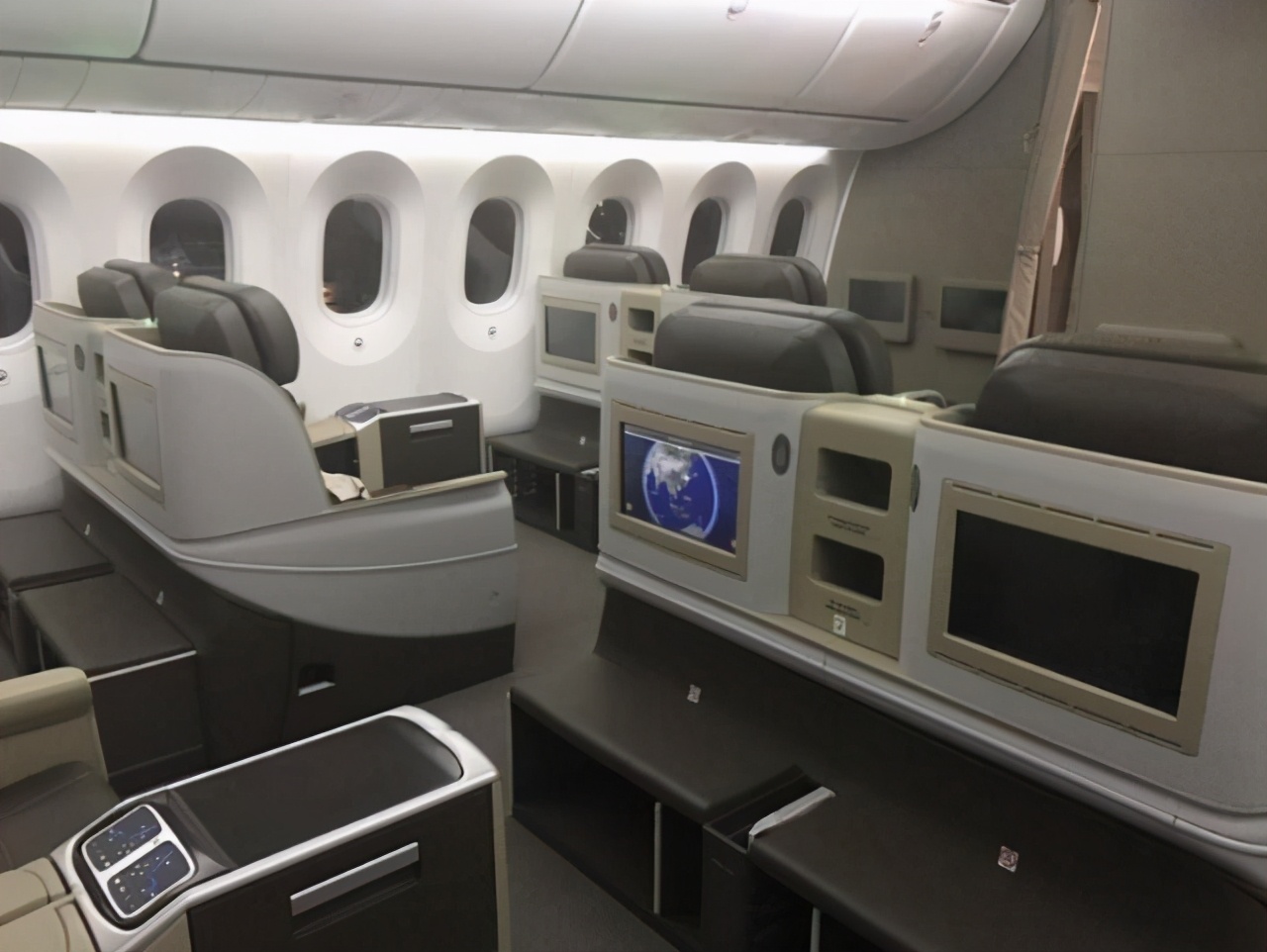 体验飞机头等舱服务,飞机头等舱服务真实感受