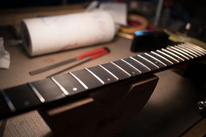 怎么更换吉他弦视频,民谣吉他换品丝需要都更换吗