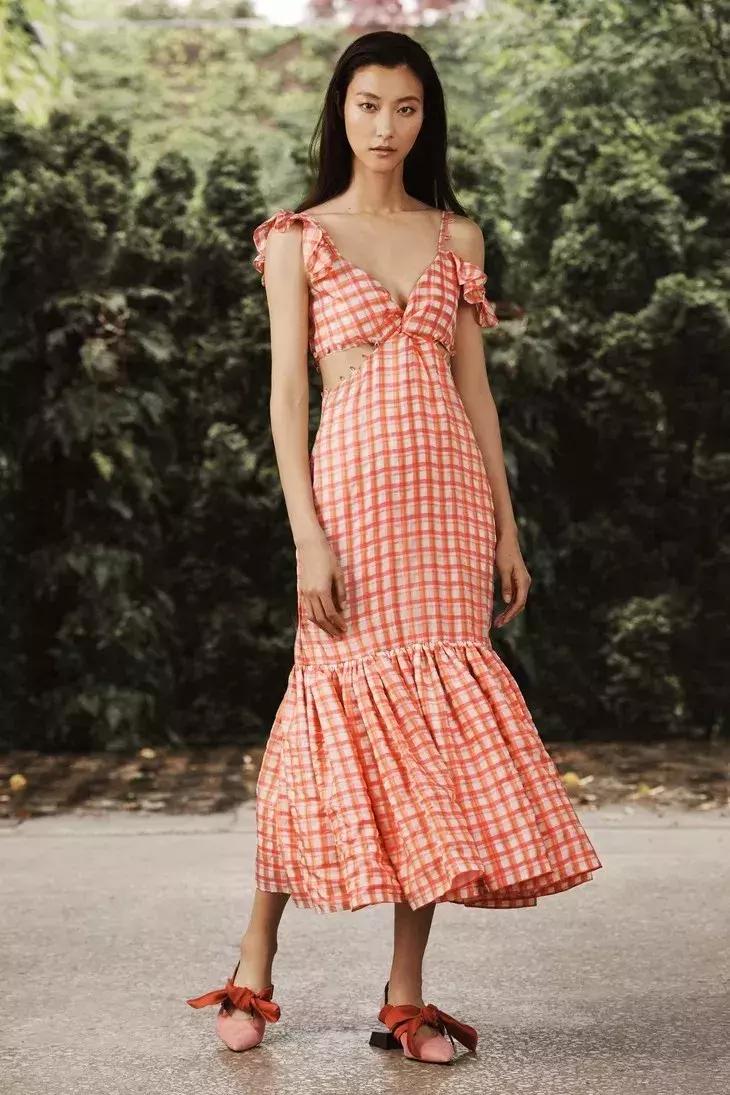 刘雯、倪妮不费力就很时髦原来是脚上的拖鞋太美了