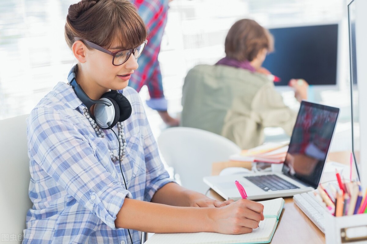 业余时间写网络小说有前途吗,全职写小说到底还有出路吗