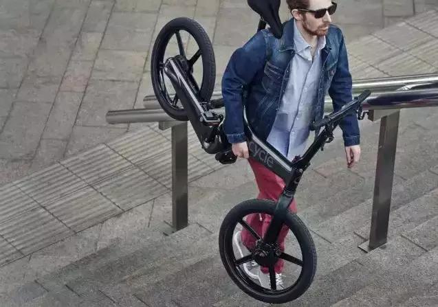 c罗购买的黑色的车 (c罗的车多少元)