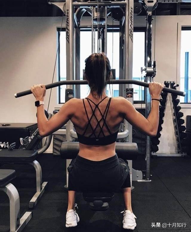 不做引体向上也练背，6个动作，帮你挺拔身姿，塑造倒三角身材