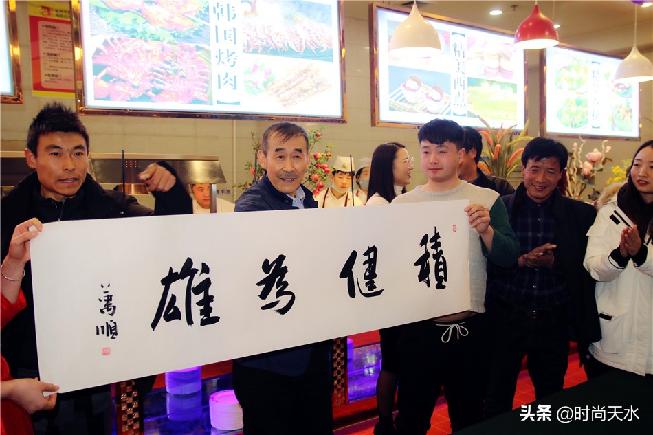 天水“轮胎哥”出发*藏西**，金龙大酒店携媒体、粉丝送上祝愿