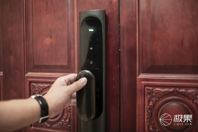 经常忘记自己锁门,智能门锁被锁定怎么解锁