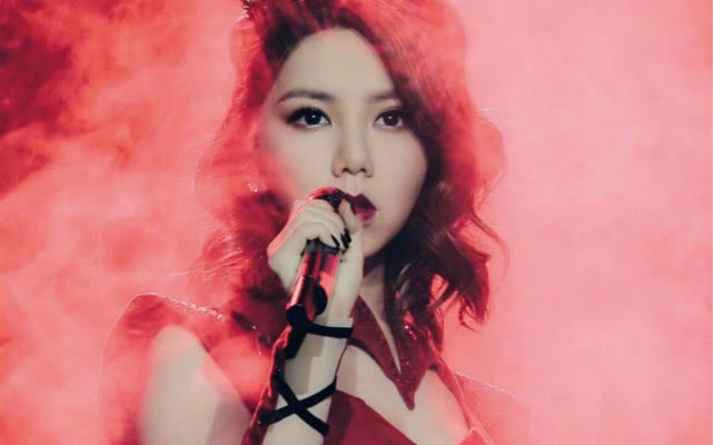 邓紫棋刘宇宁翻唱神级光年之外,外国人听光年之外邓紫棋现场版