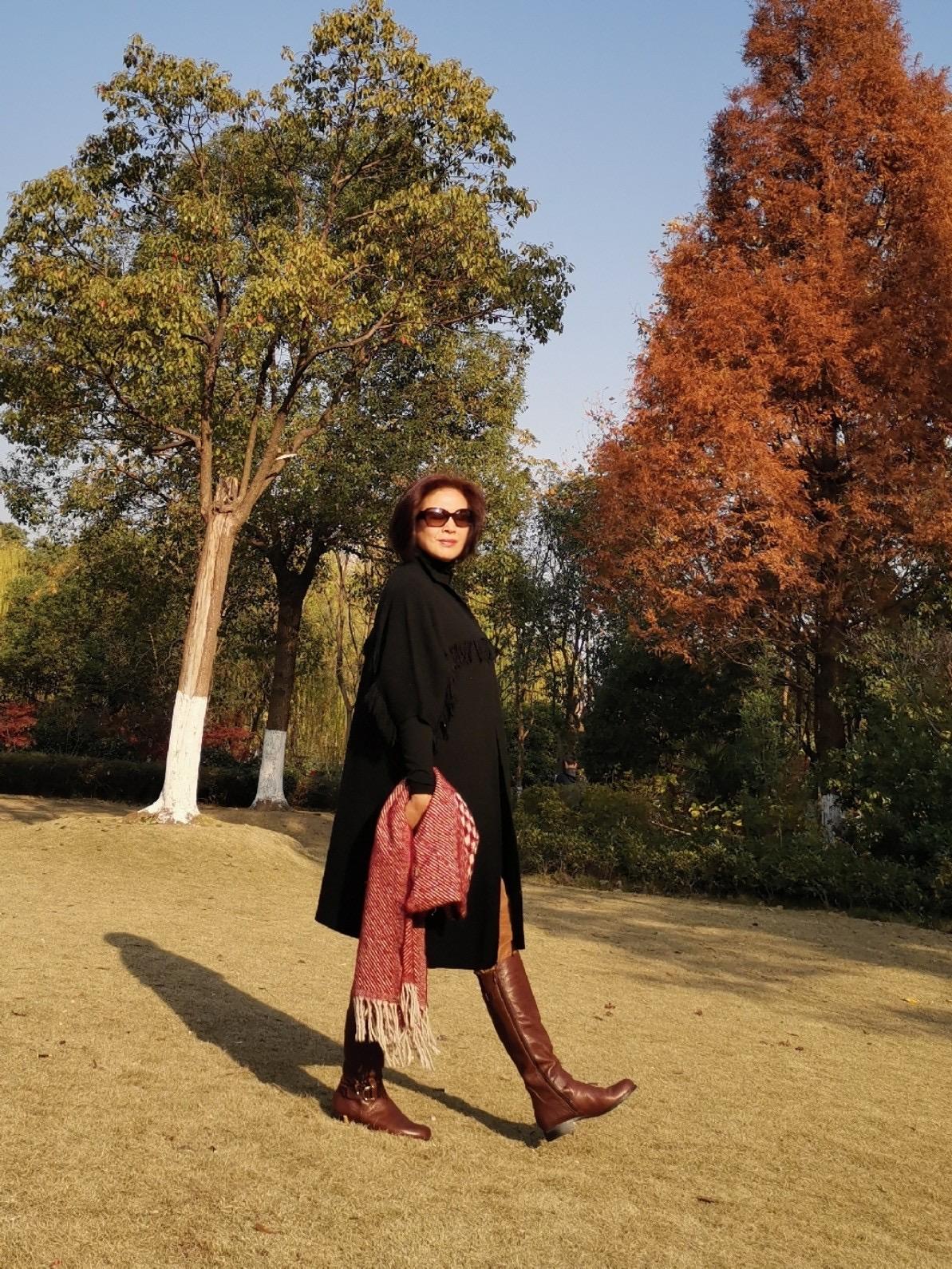 穿黑色显老气吗,穿黑色显老还是显年轻