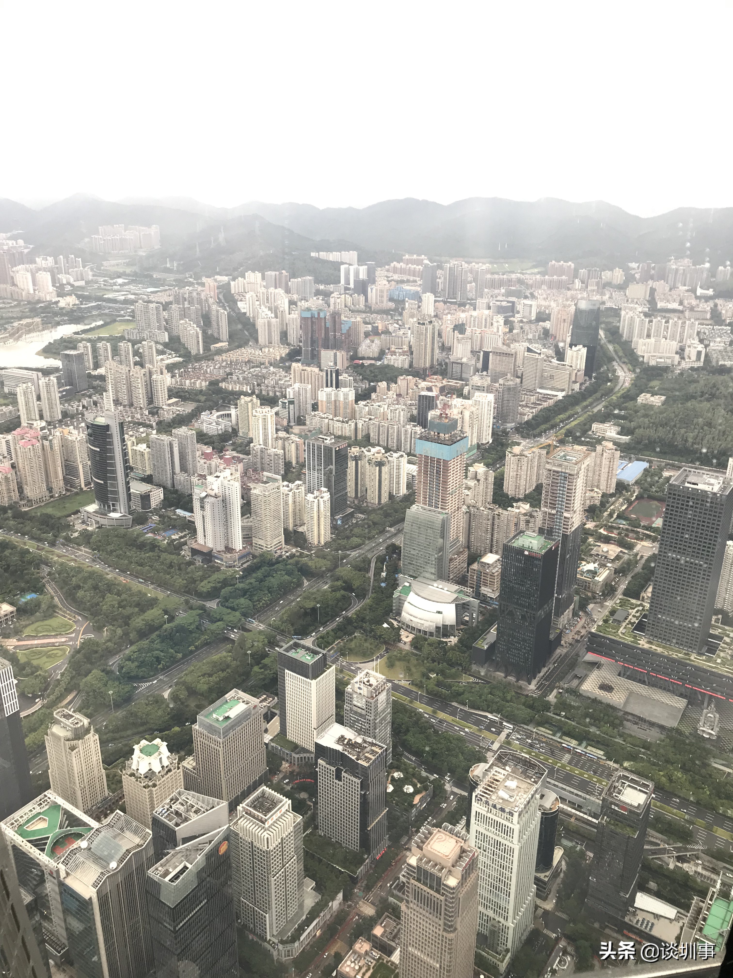 登顶深圳第一高楼,登上深圳平安金融大厦