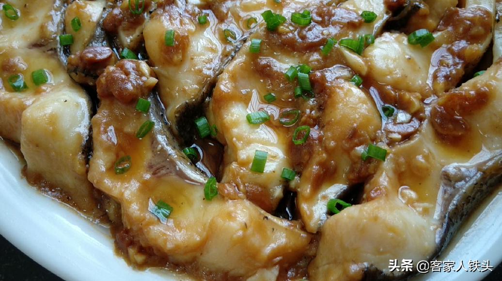教你一个鱼肉百吃不厌的做法,鱼肉这样做香嫩入味无需放大料
