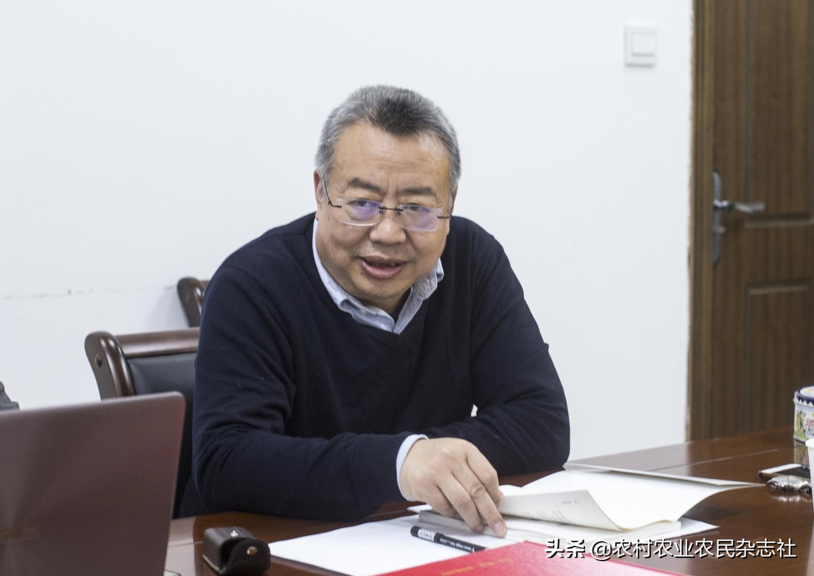 站在凤凰桥上看风景,站在台上看台下