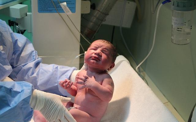 孕妇肚子大是不是胎儿就大,孕妇肚子大是不是羊水多的问题