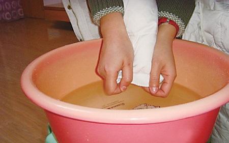 羽绒服沾到油渍怎么去除,羽绒服沾上油渍怎么去掉