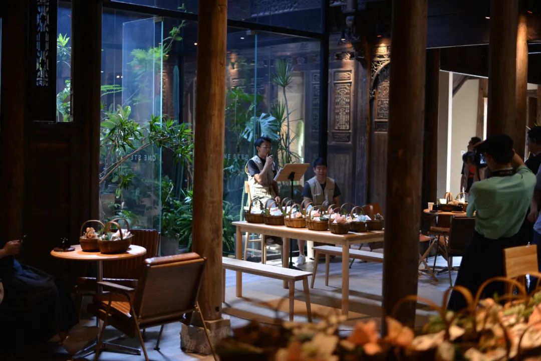 京城首家！探秘最热门“一尺花园”咖啡馆，西山脚*体下**会海派腔调