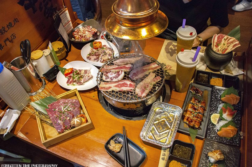 等待烤盘上的肉，就像是异地恋的情侣，看得见却吃不到