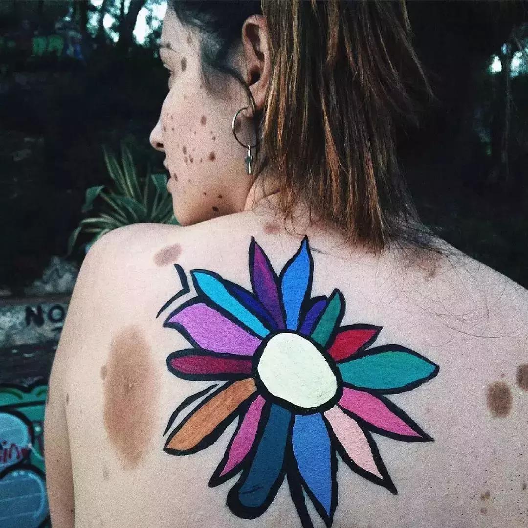 全身黑斑被骂“斑点狗”，身高160的她却成为最美超模…