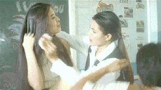 女生聊天怎么才能让男生心动,小学生做两个动作能让男生心动