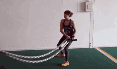 深蹲可以锻炼股四头肌和核心力量，怎样进行深蹲练习翘臀？