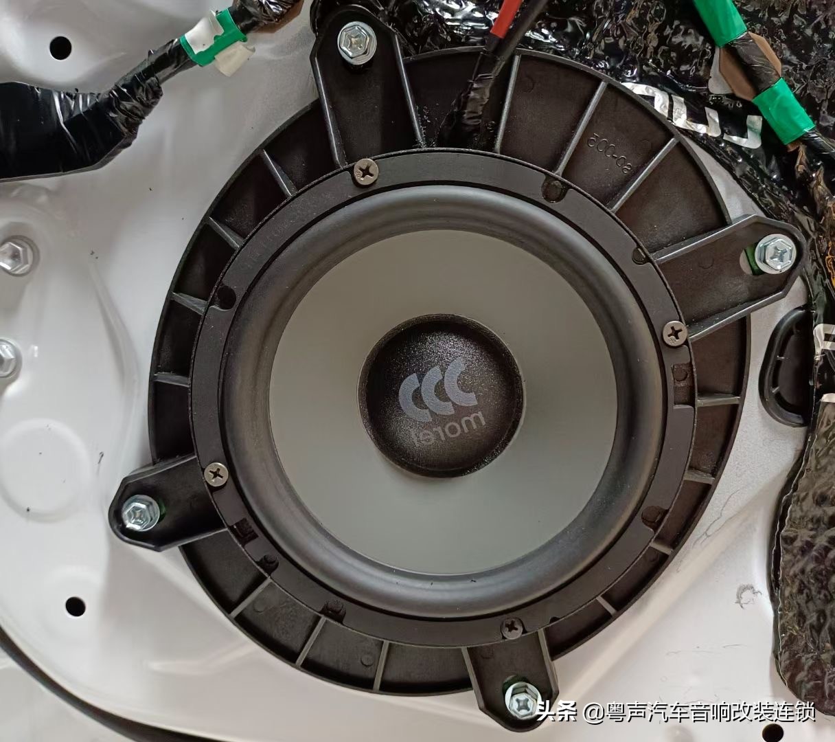 经典凯美瑞简单改装,生活需要美妙的音乐