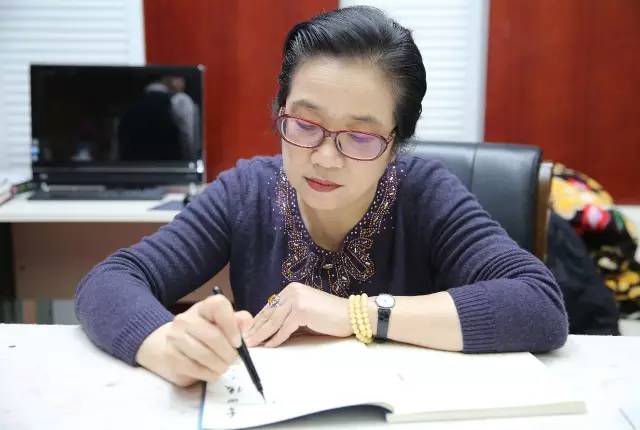 写字如何掌握笔尖与纸面的力度,如何执笔写字才能又快又稳