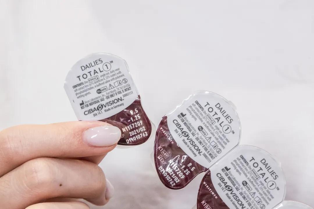 爱尔康水梯度好戴吗,爱尔康水梯度是硅水凝胶吗