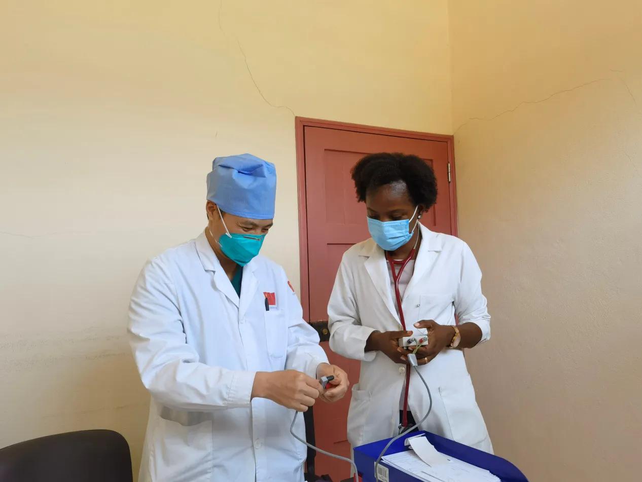 成医附院心内科援外医生完成圣普首例超声引导下永久心脏起搏器植入术