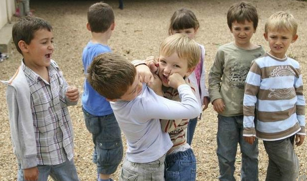 孩子要零花钱该怎么应对,校园霸凌要零花钱