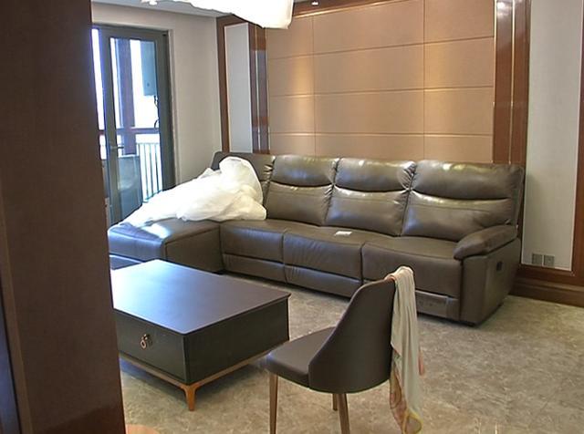 “没诚信！”女子花了14000元买“乐至宝”电动沙发到手的却是手动