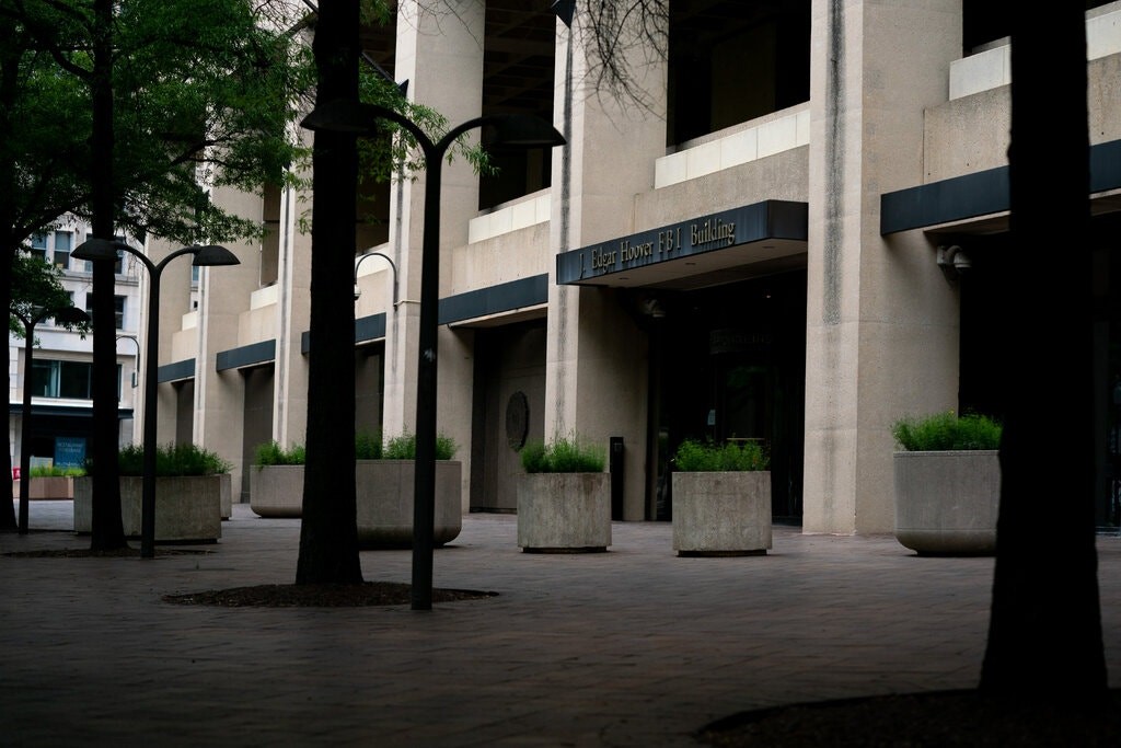 骚操作，线人秘密与FBI合作调查通俄门，结果身份被司法部长泄露