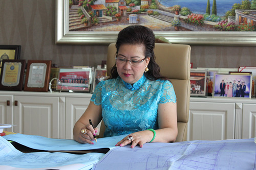 低调的东莞女富豪：卖尼龙裤起家，玩转地产，培养女婿当接班人