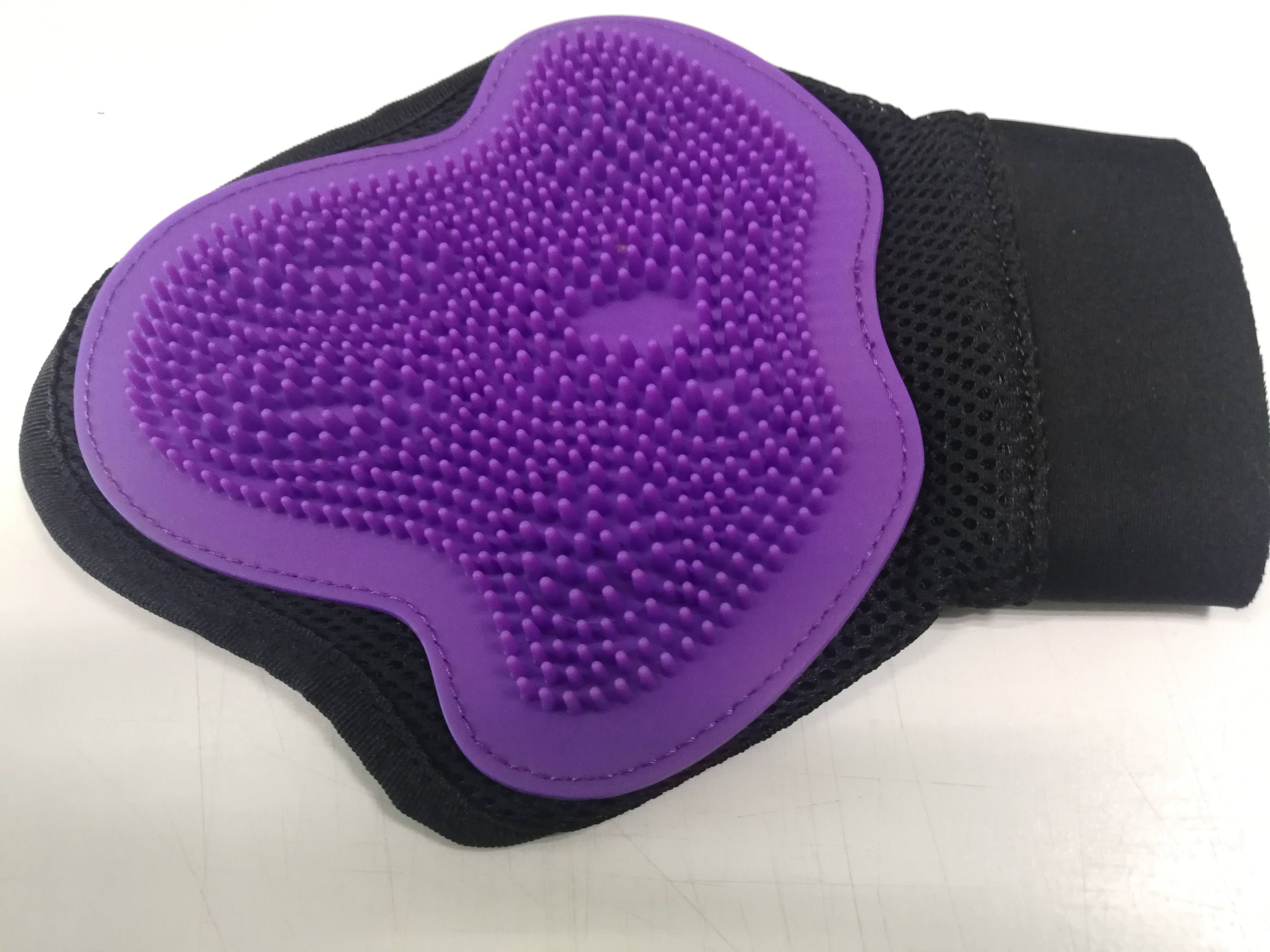 狗狗洗澡手套好用还是刷子好用,好用的狗狗洗澡刷子有哪些