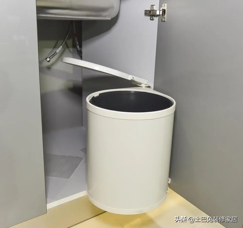 两夫妻的第1套房，榻榻米落灰、冰箱门打不开、下雨地漏反味…