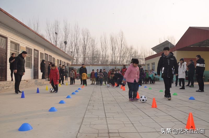 石家庄24人足球队携手童学慧教育公益行为行唐孩子们上足球课