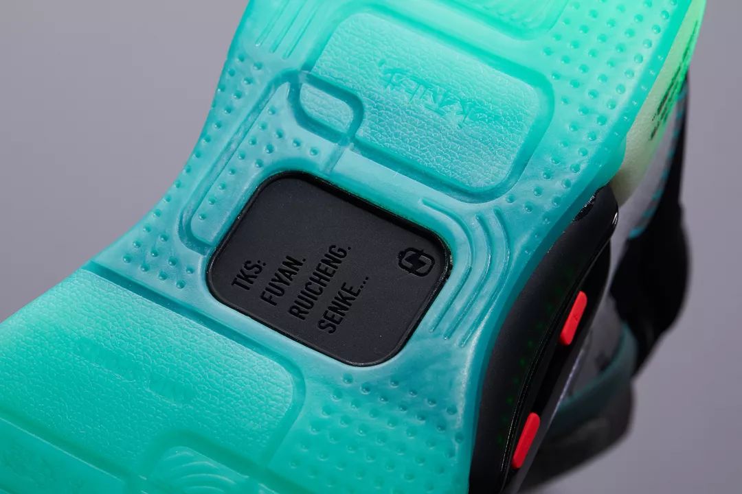 安踏充气蓄能舱篮球鞋,安踏底部有很多透气孔的鞋