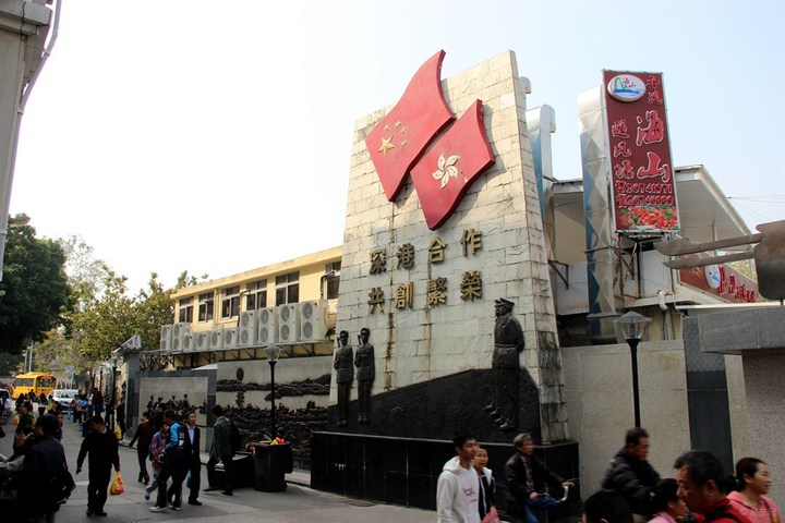 城市分界线内“宰客”，现成为卖假货的街道，游客谨慎选择