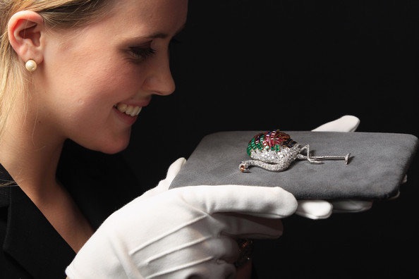 价值15000000人民币的奢华胸针,与极具争议的温莎公爵夫妇