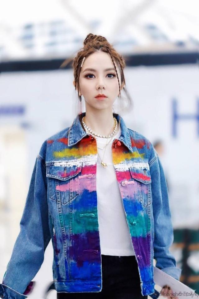 邓紫棋推荐的补水步骤 (邓紫棋使用什么粉底色好)