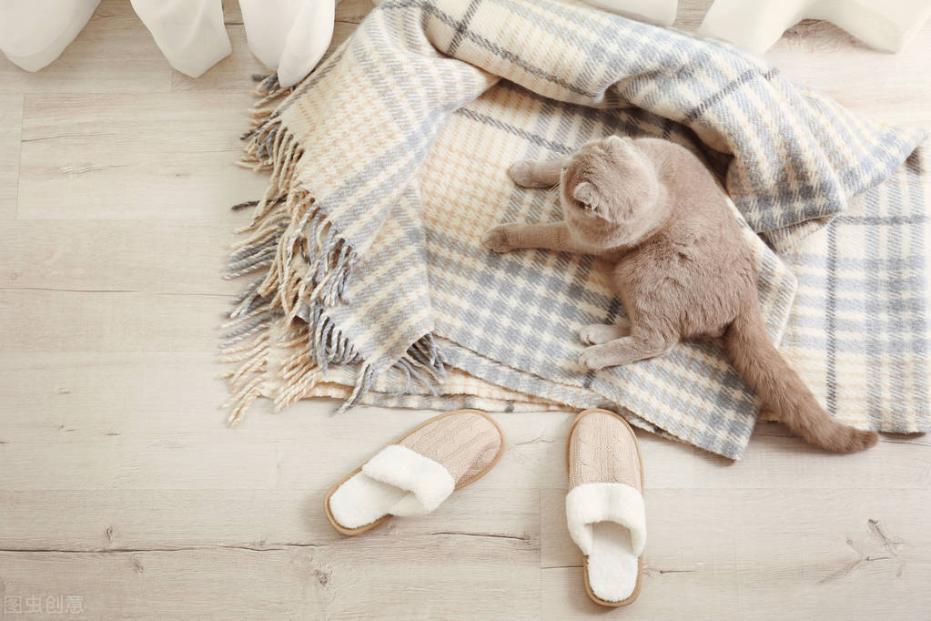 女子得了灰指甲美甲惹的祸,女子做美甲得灰指甲